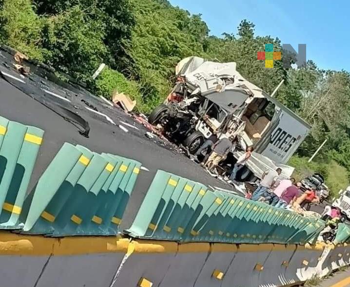 SPC brinda atención por accidente en autopista en Acayucan