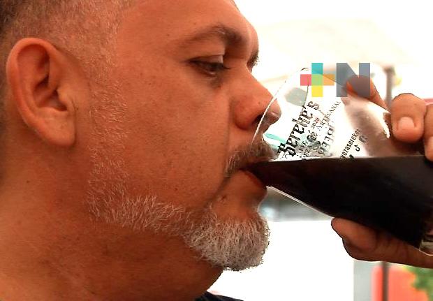 Familia de Coatza emprende negocio cervecero artesanal