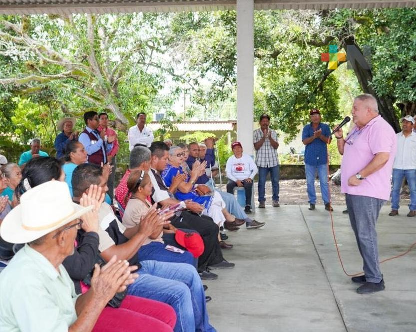 Manuel Huerta recorre Piedras Negras, localidad de Tlalixcoyan