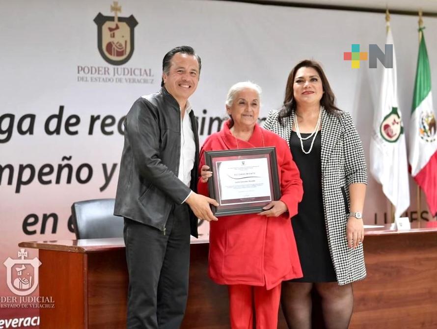 Gobernador entrega reconocimientos a personal con mayor antigüedad al servicio del PJEV