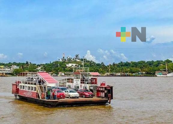 Transbordador en Coatza es afectado por vientos fuertes, lirio y palotada