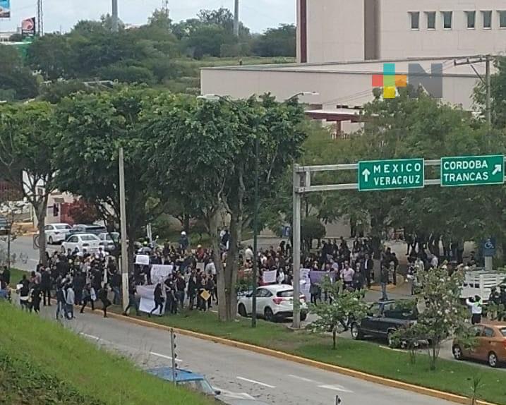 Protestan trabajadores del PJF en Xalapa, bloquean circulación en Arco Sur