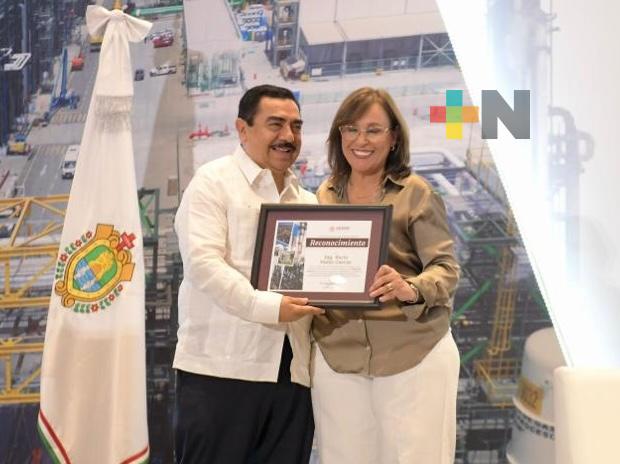 Recibe exsecretaria de Sener reconocimiento en Congreso de Energía