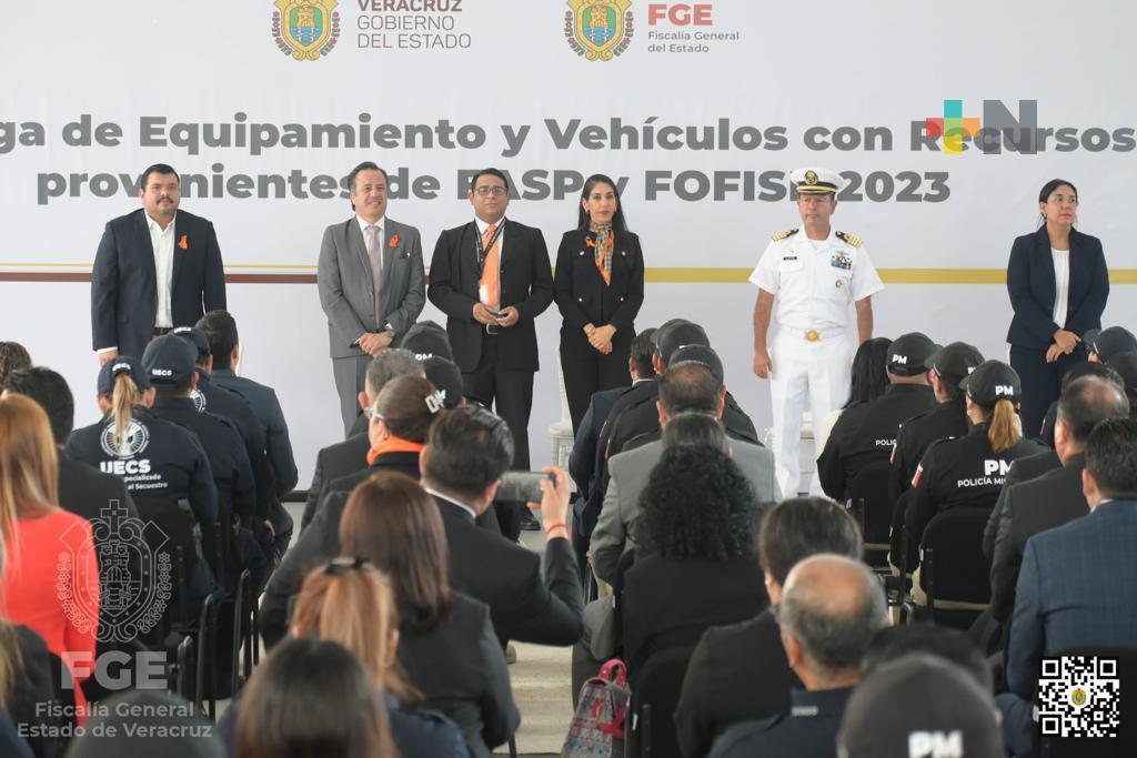 Cuitláhuac García y la Fiscal general entregan equipamiento y vehículos para áreas operativas