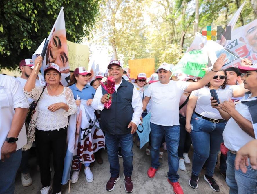 Con caminata ciudadana, arropan en Huatusco a Eric Cisneros