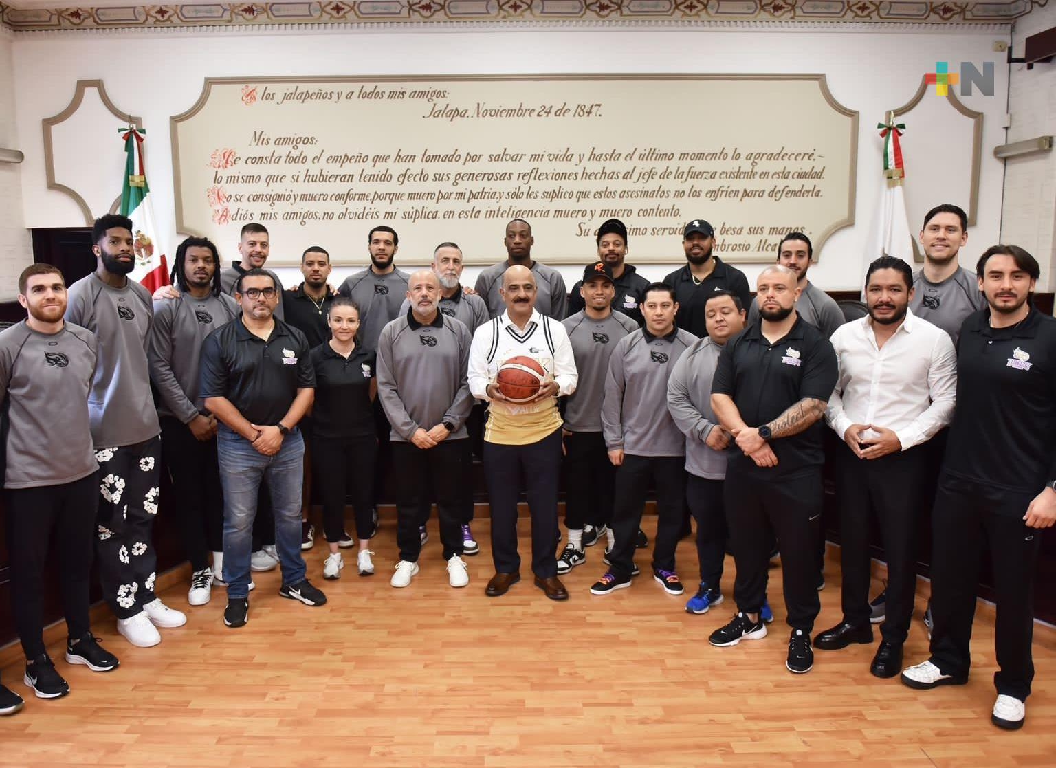 Halcones de Xalapa visitan el Ayuntamiento de Xalapa