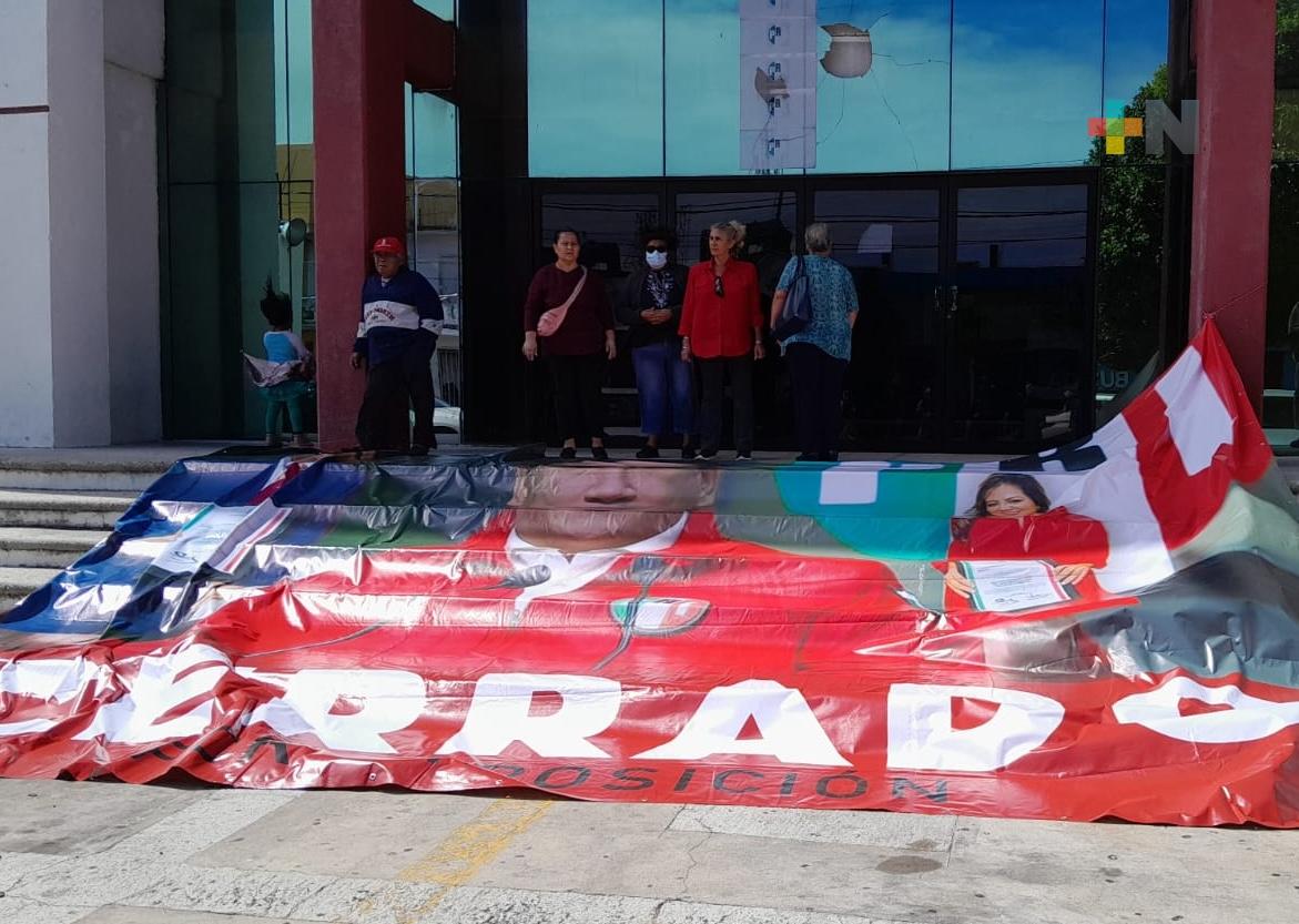 Priístas del puerto se manifiestan; Arana es “dedazo” de Alito Moreno afirman