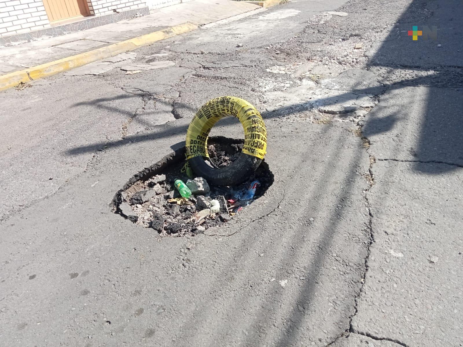 Reportan bache de gran magnitud en calle Mario Remes de la ciudad de Veracruz