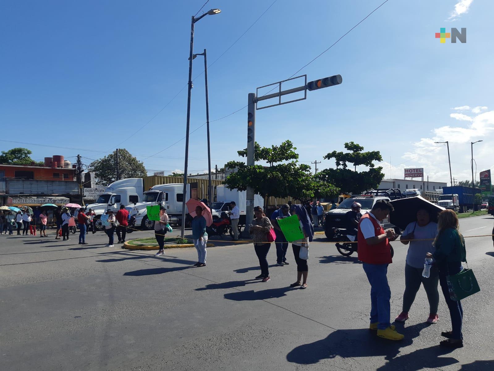Padres de familia piden docentes para secundaria de Tejería, bloquean carretera federal Veracruz-Xalapa