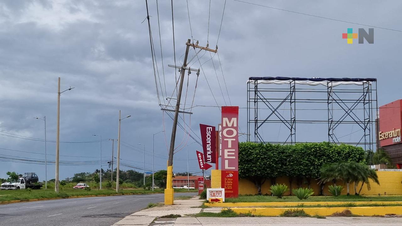 Piden vecinos revisar postes de alumbrado público tras muerte de transeúnte en Coatza