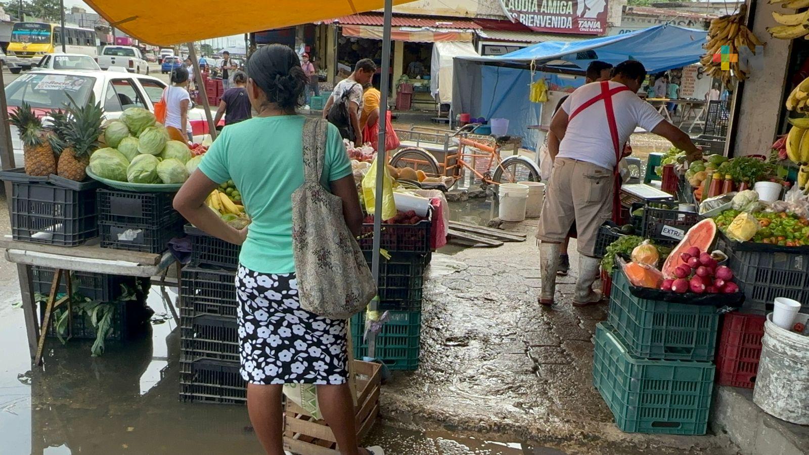 Comienza liberación de banquetas en colonia de Coatzacoalcos