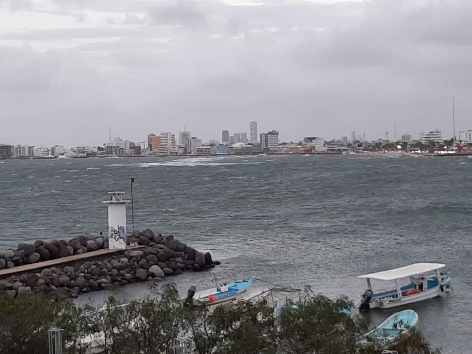 Ingresa frente frío 8 al puerto de Veracruz con vientos del norte