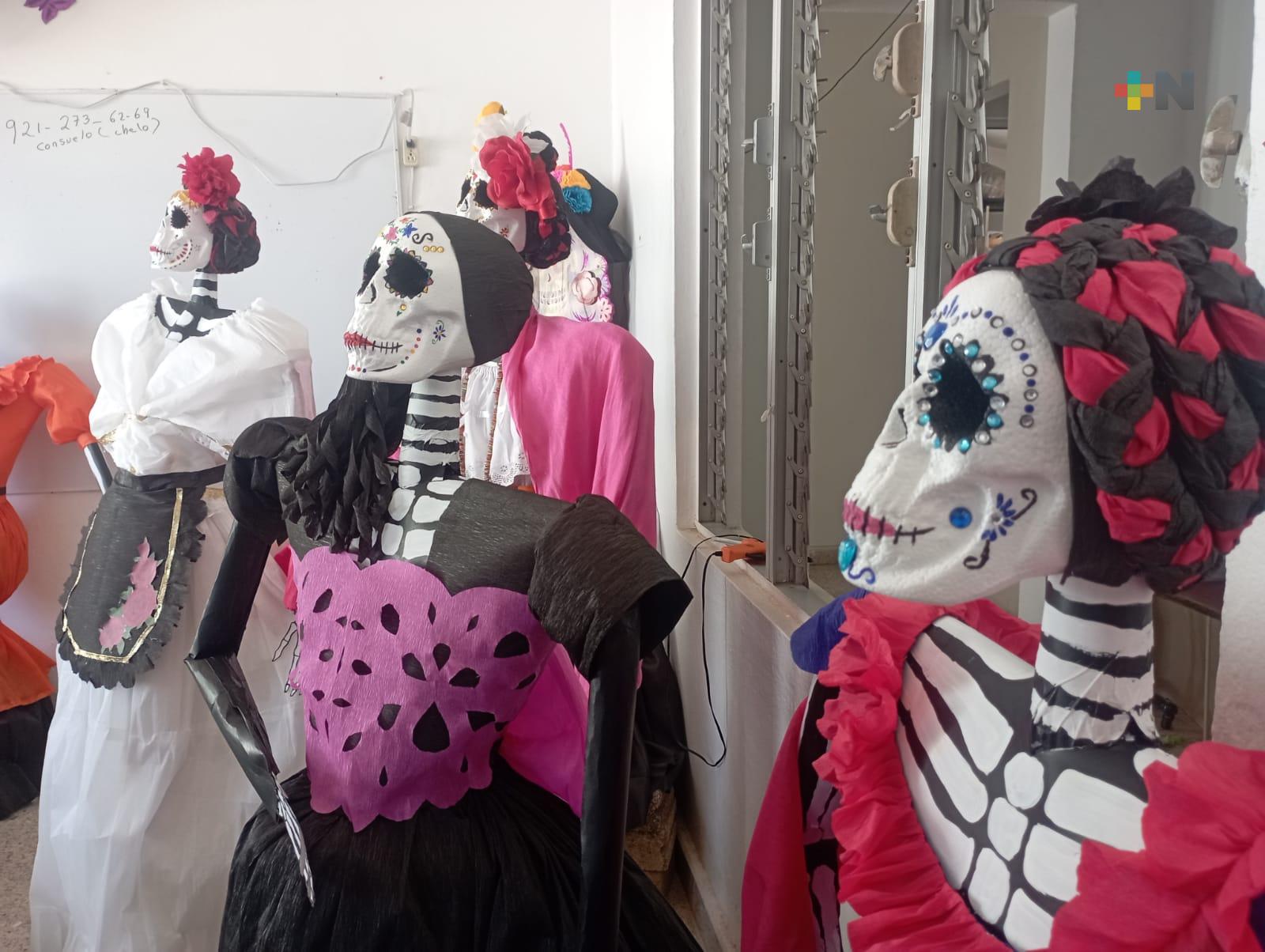 Talleristas del DIF elaboran catrinas a base de material reciclado