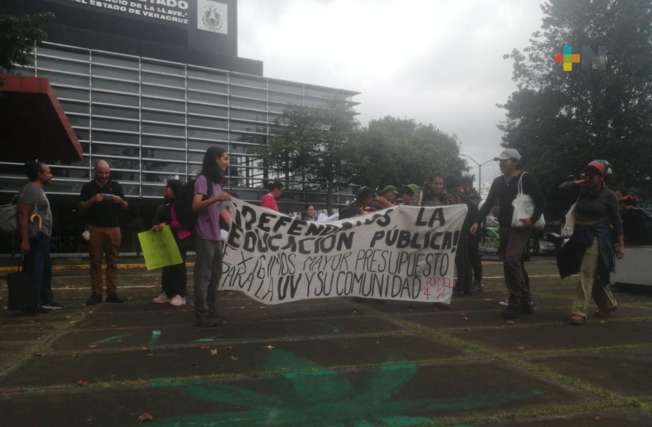 Exigen estudiantes de la UV se informe en qué se ejercerá presupuesto del próximo año