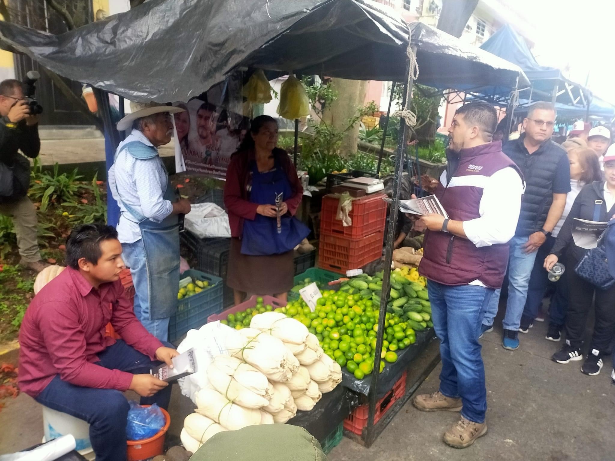 En tianguis de Xalapa inicia Zenyazen Escobar recorrido ciudadano