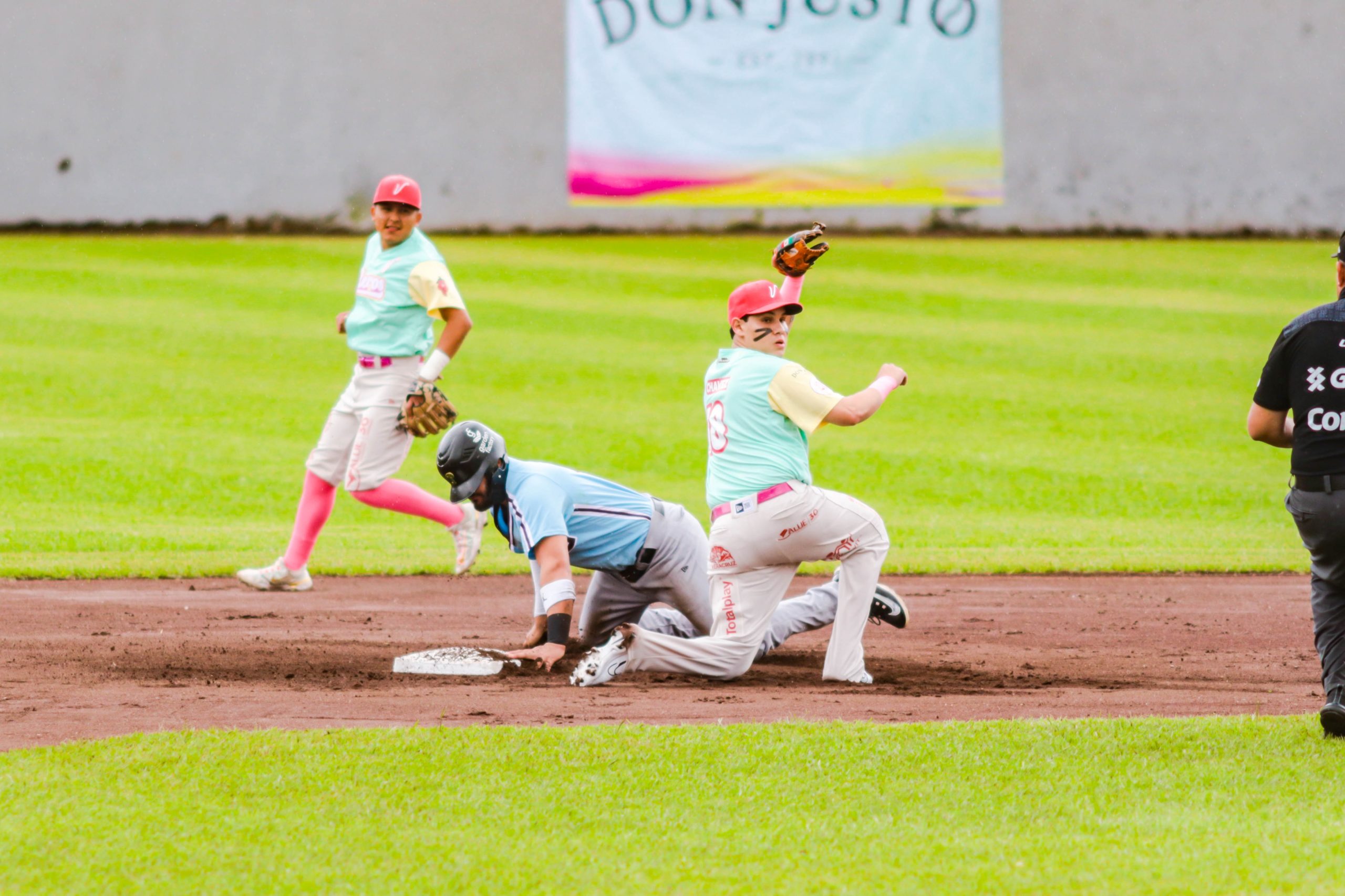 Pericos vence por 9-3 a El Águila y se lleva la serie
