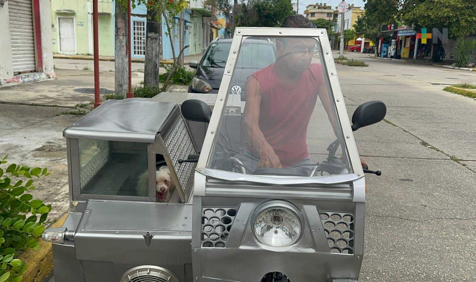 Jubilado de Coatzacoalcos adapta motocicleta para viajar con su perrita