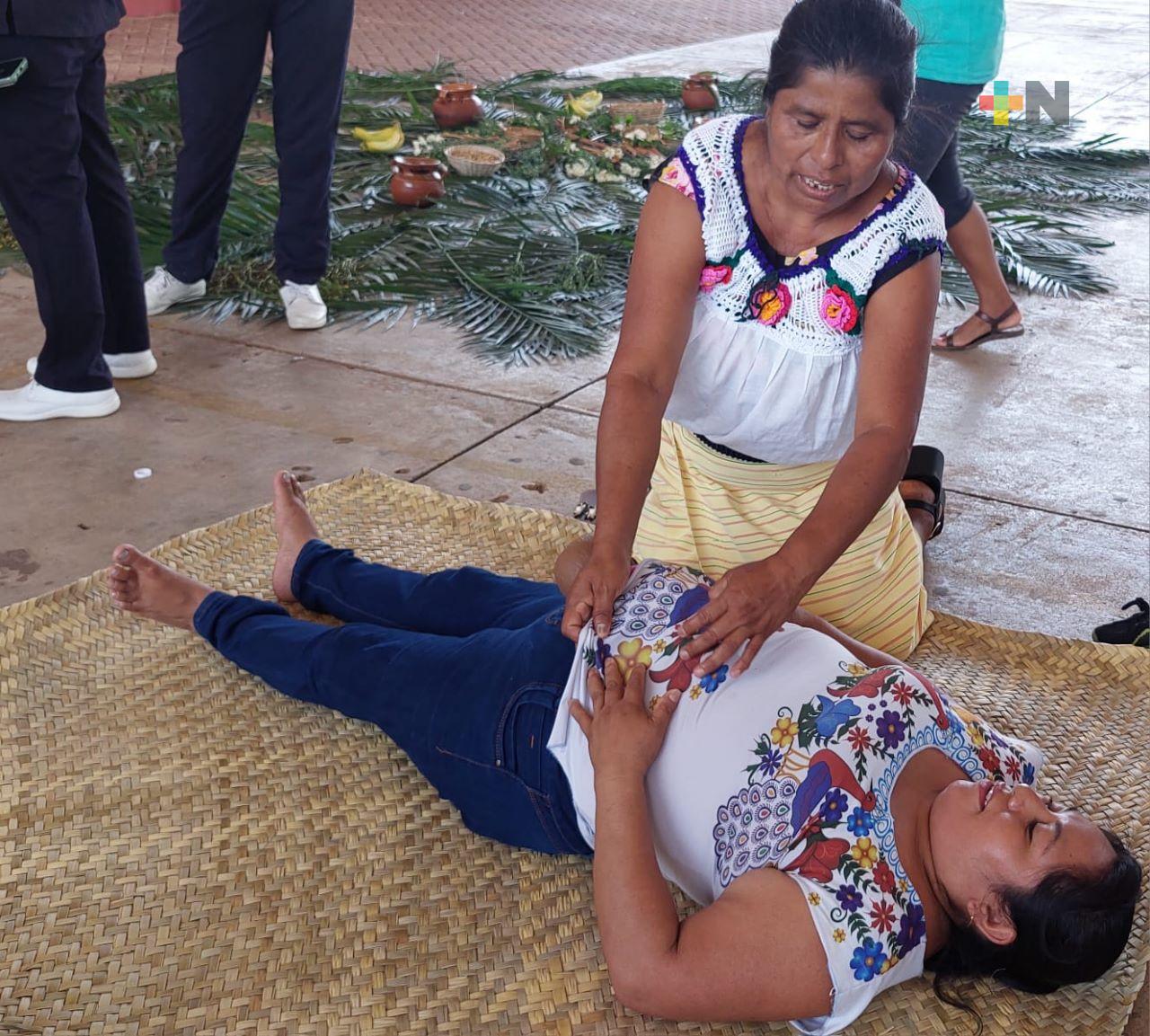 Médicos tradicionales de diversos puntos del estado ofrecen sus servicios en Xalapa