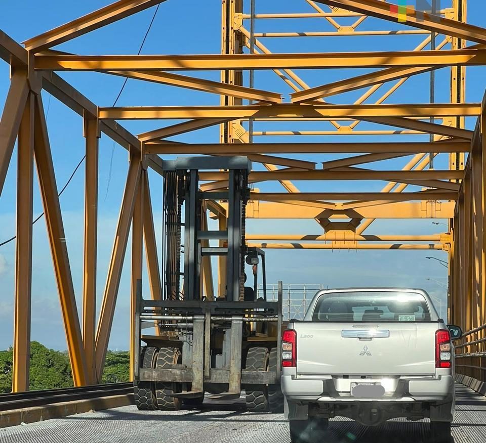 Montacargas descompuesto provoca caos en puente Coatzacoalcos I