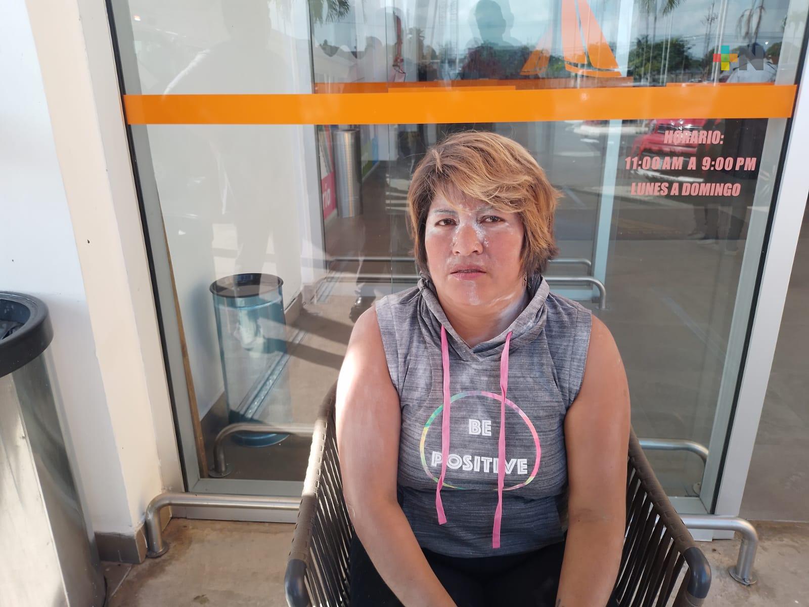 Desplome de puerta automática en plaza comercial de Coatzacoalcos lesiona a mujer