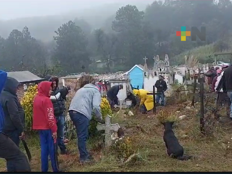 Limpian panteones para la fiesta de Todos Santos en la huasteca y sierra de Huayacocotla