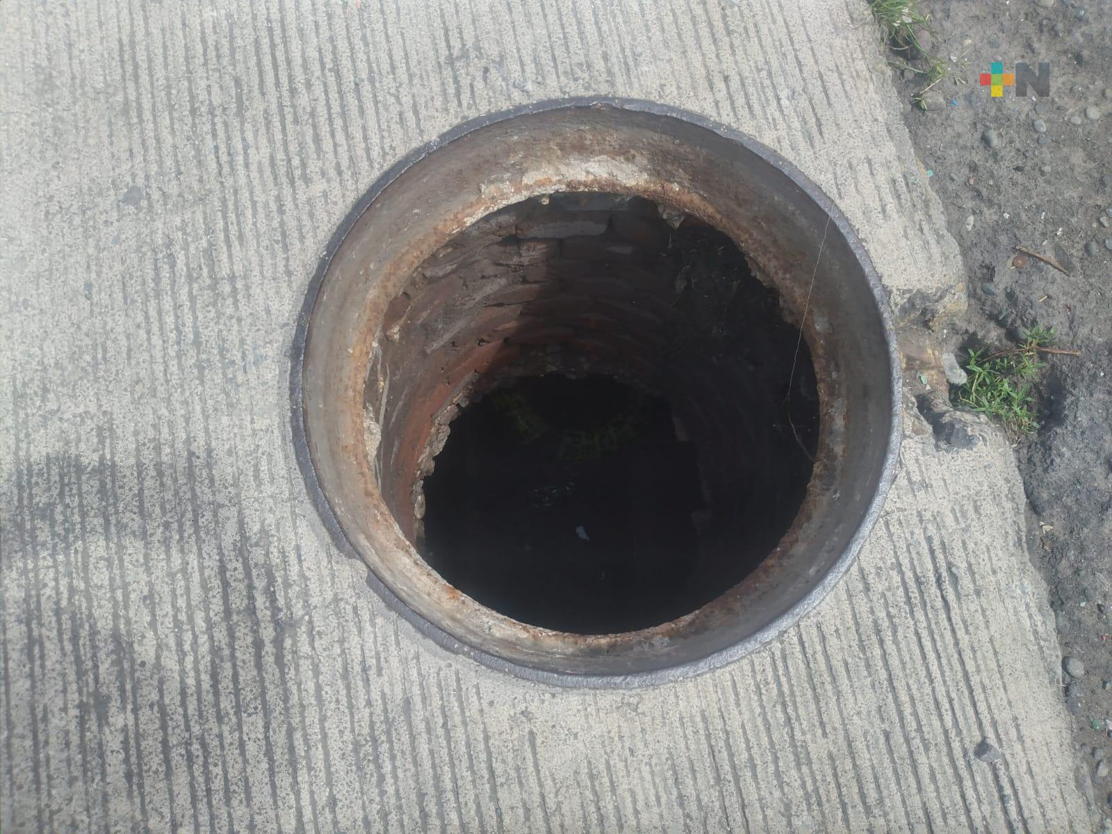 Registro sin tapa en calle Virgilio Uribe de Veracruz, peligro para transeúntes