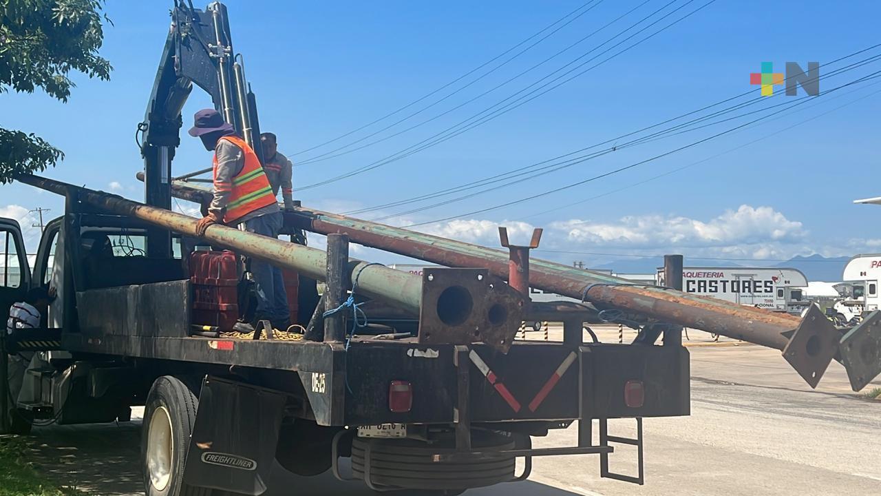 Inicia retiro de 60 postes de alumbrado público en Coatzacoalcos