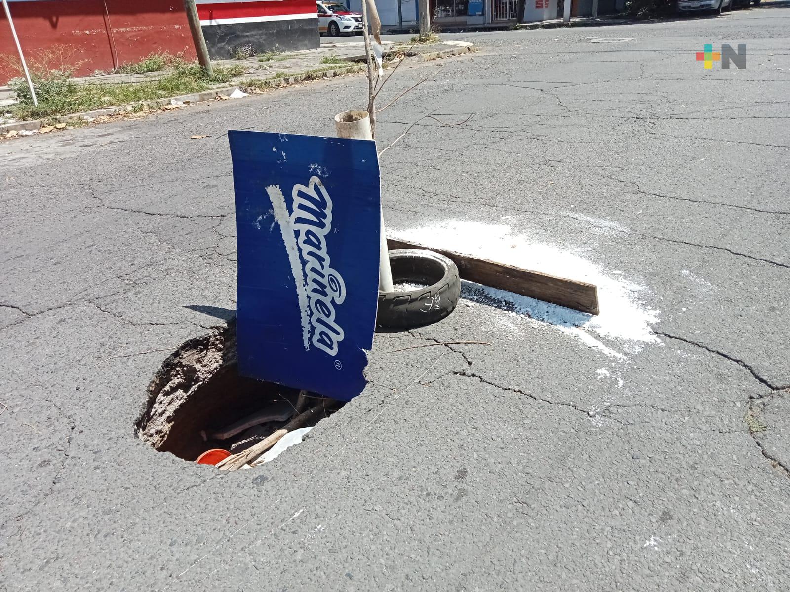 Reportan socavón en avenida Constituyentes de la ciudad de Veracruz