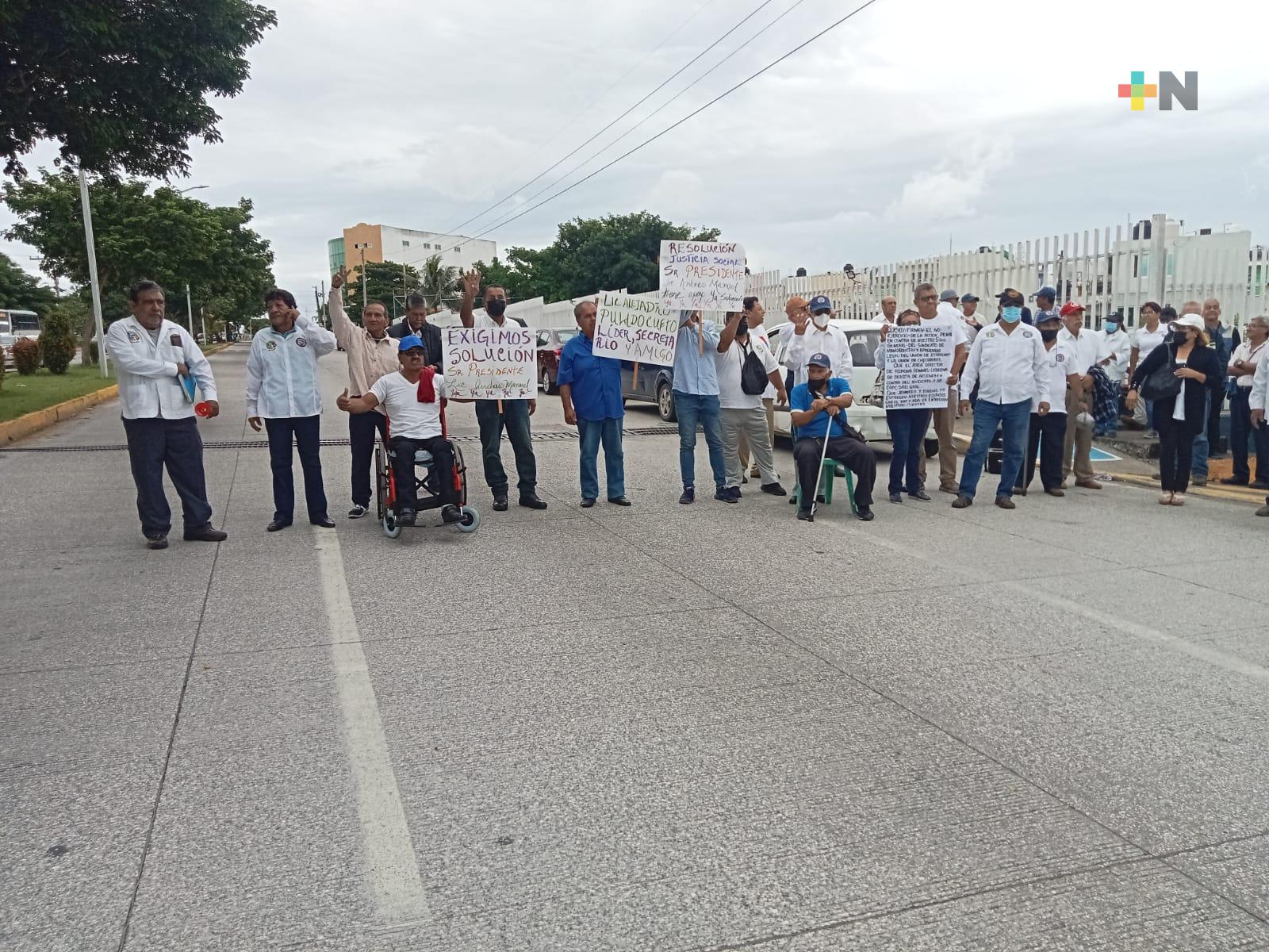 Extrabajadores portuarios se manifiestan en Veracruz puerto