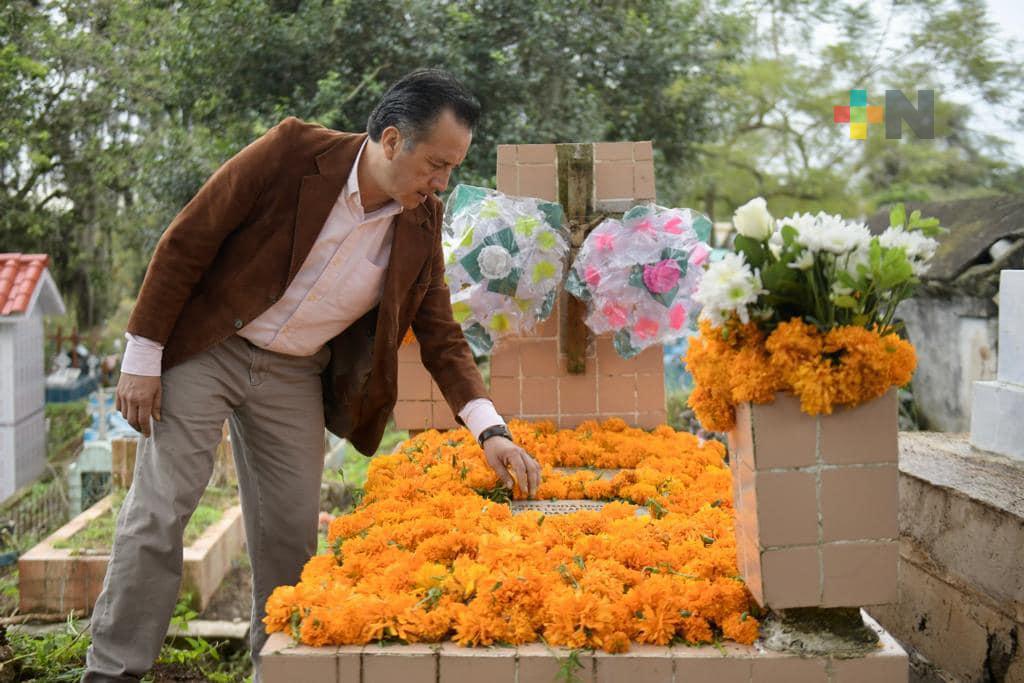 Gobernador Cuitláhuac García visita a familiares difuntos en panteón Palo Verde