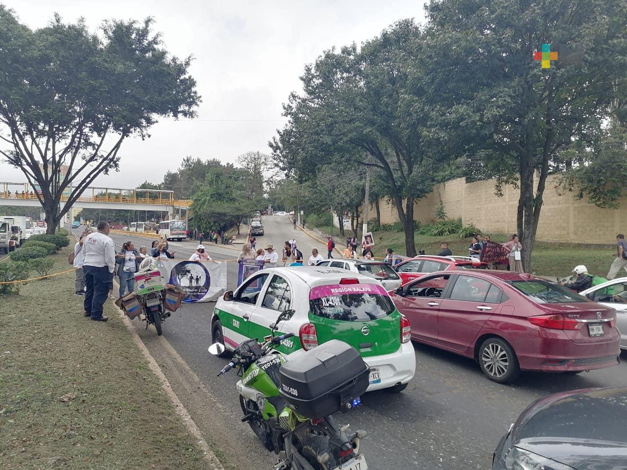 Manifestantes bloquean avenida Lázaro Cárdenas, con dirección a Banderilla