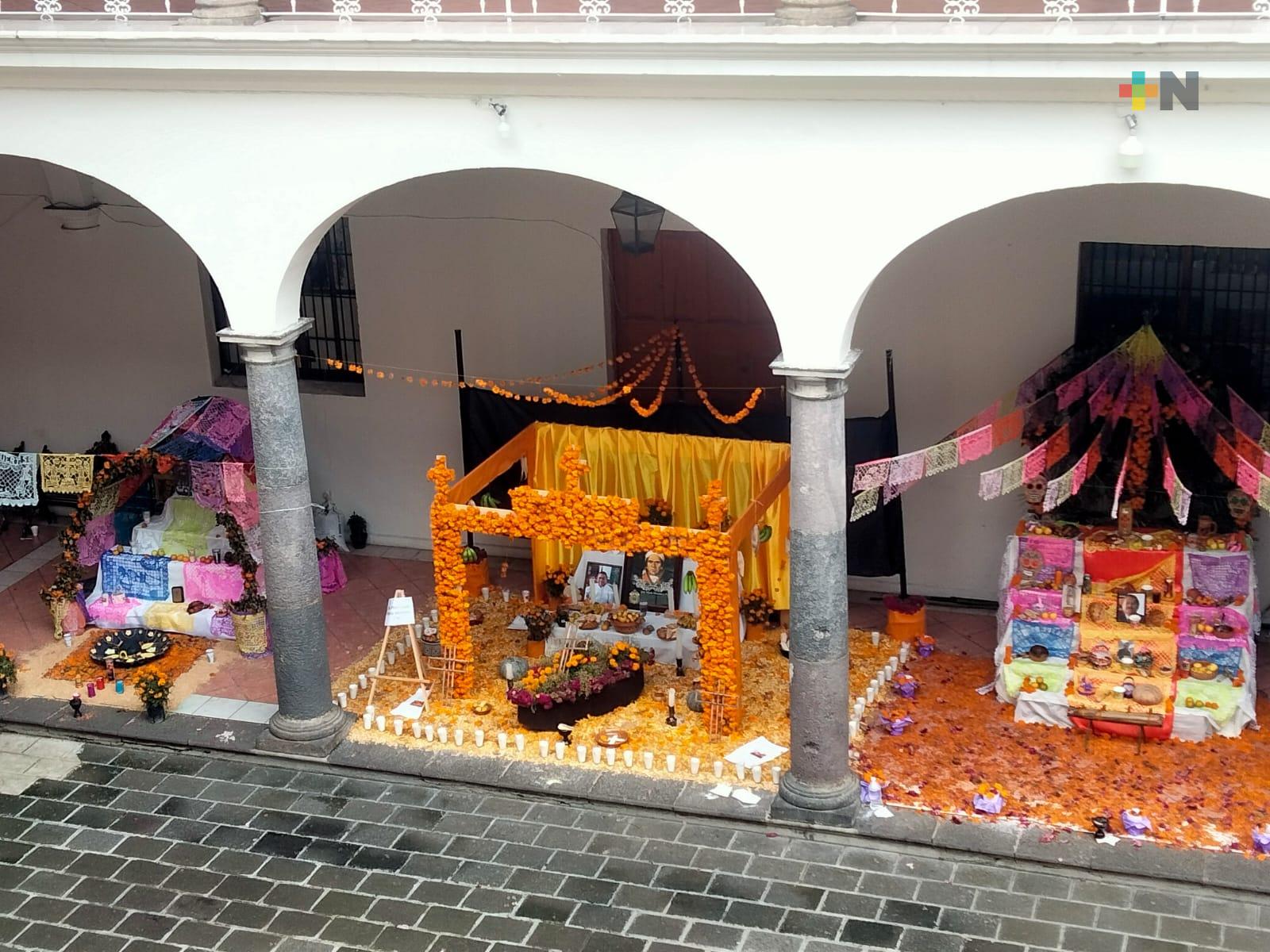Continúa exposición de altares en palacio municipal de Coatepec