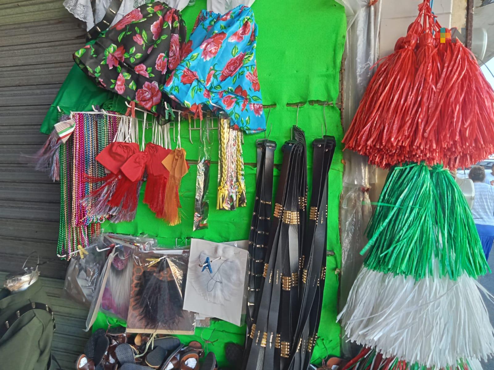 Comerciantes esperan altas ventas en disfraces y uniformes por Día de la Revolución Mexicana