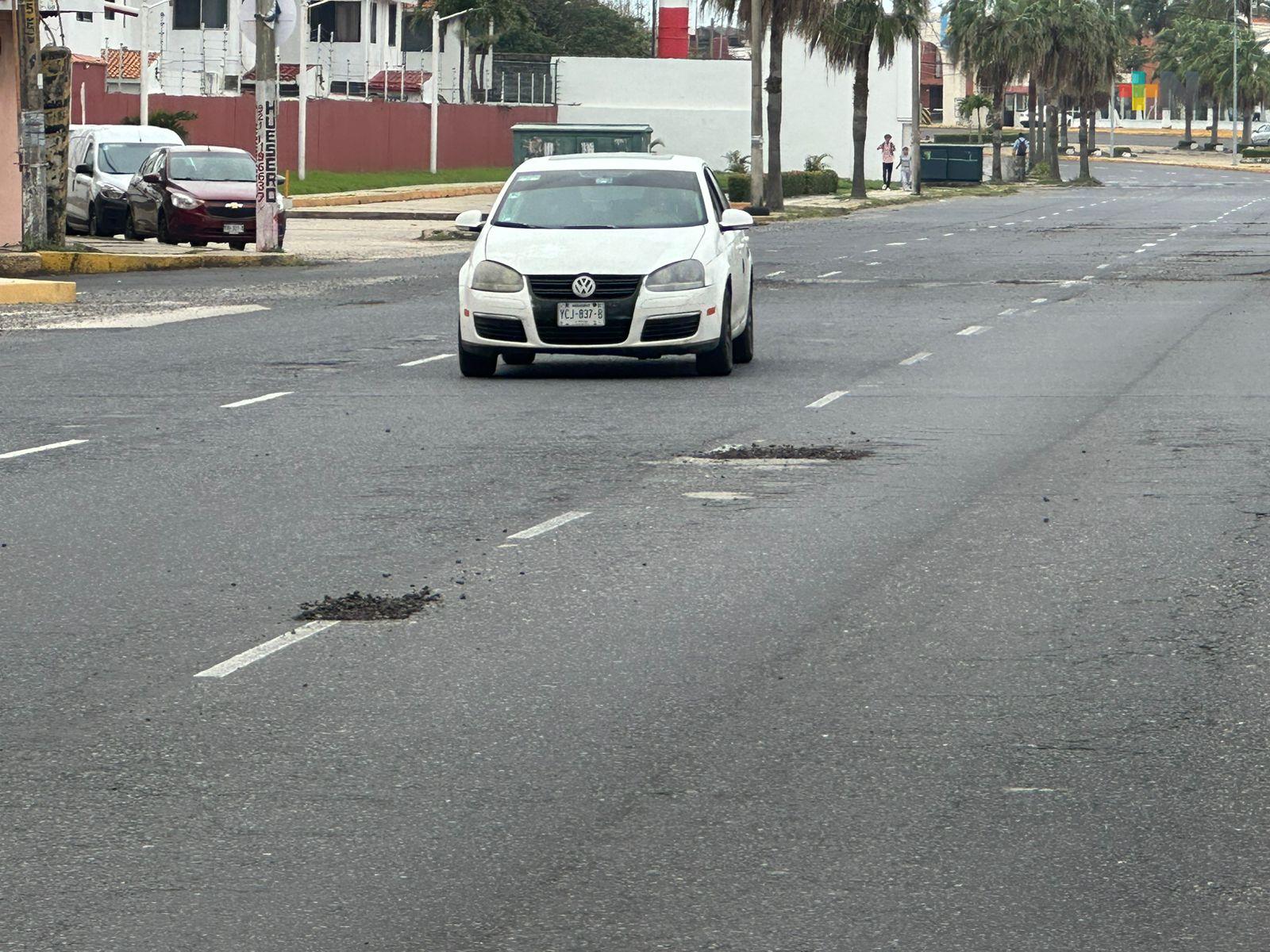 Conductores de Coatza piden reparación de baches que ponen en riesgo sus autos