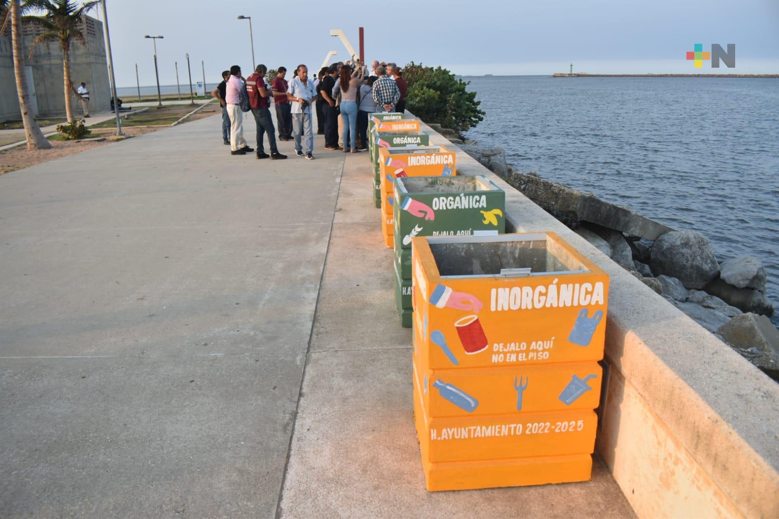 CMIC dona contenedores de basura para colocarlos en hemiciclo de Niños Héroes de Coatza