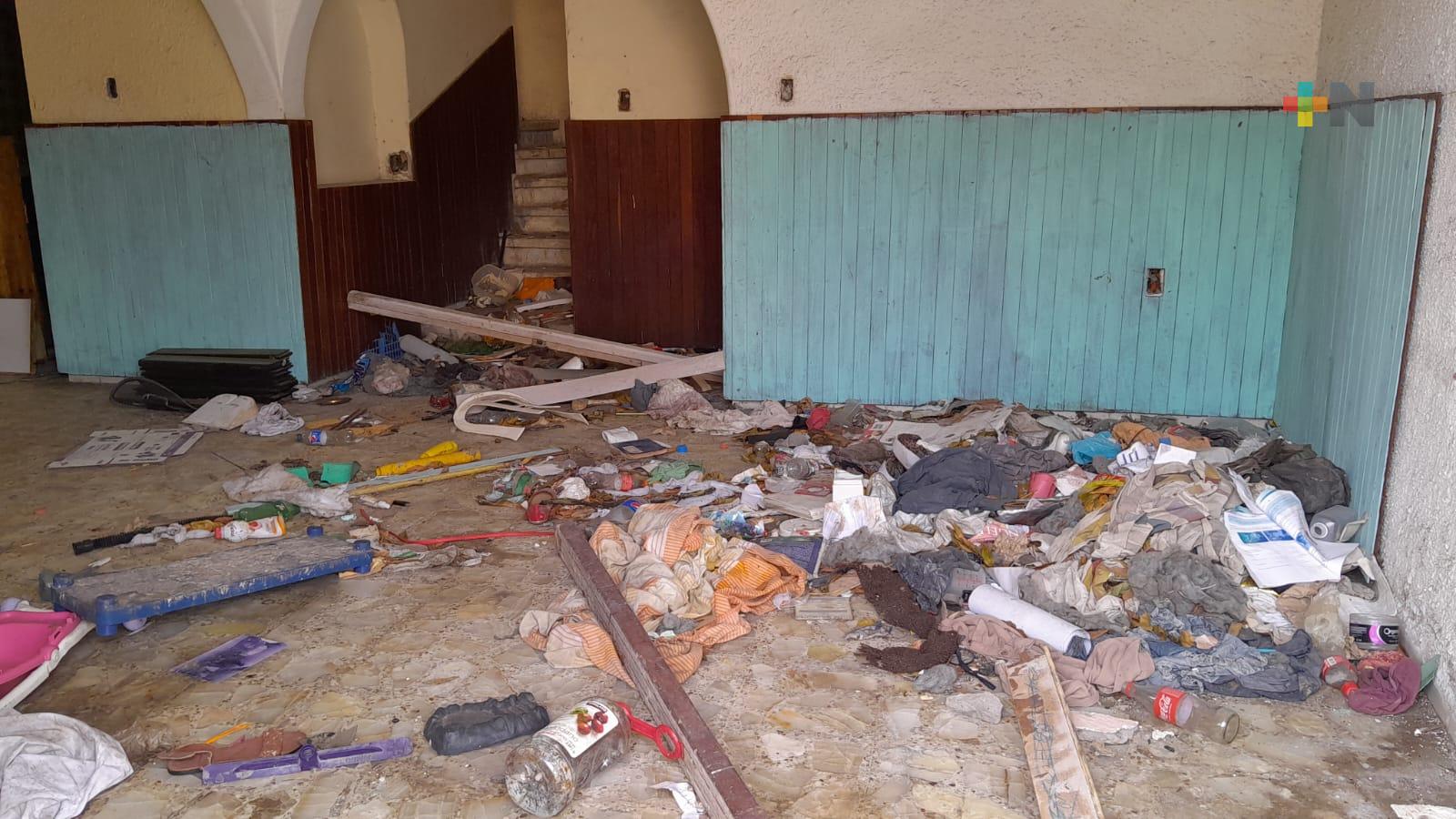 Casa abandonada en centro histórico de ciudad de Veracruz, riesgo sanitario y de seguridad
