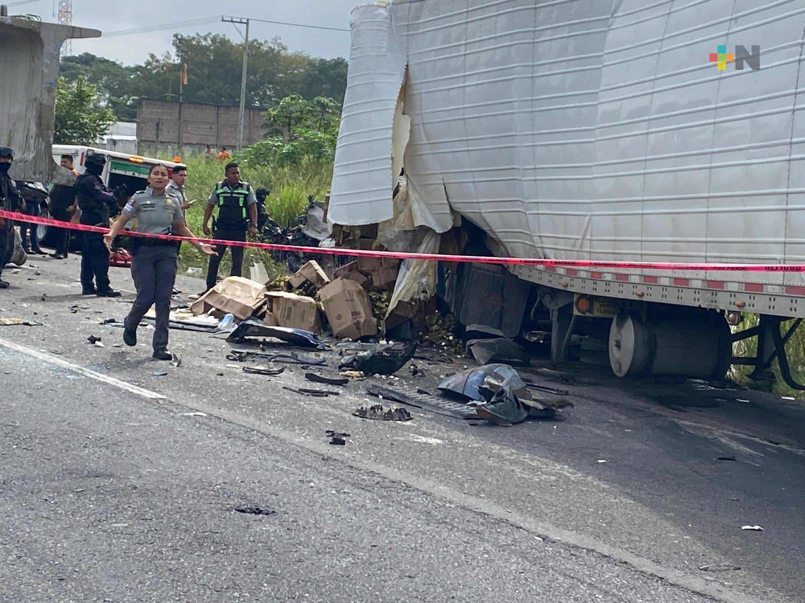 Choque entre tráileres y vehículo deja  muertos en autopista Nuevo Teapa-Cosoleacaque