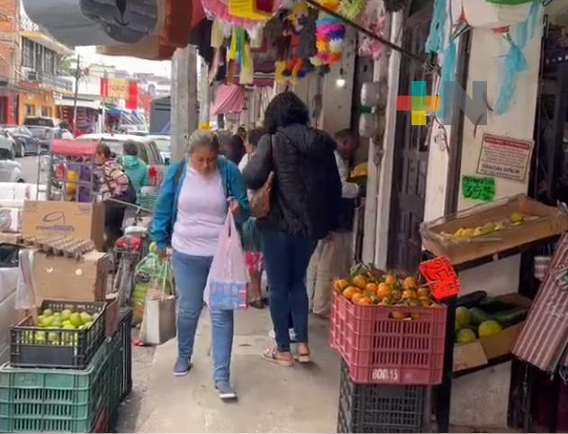 Comerciantes ambulantes y establecidos se apoderan de banquetas en Martínez de la Torre