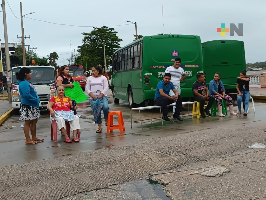 Con bloqueo de calles, locatarios de mercado en Coatza piden mejoras en centro de abasto