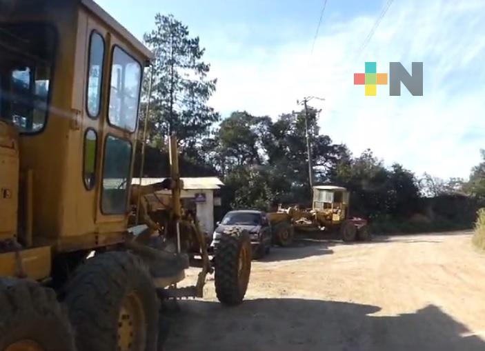 Continúan rehabilitando caminos en Zacualpan