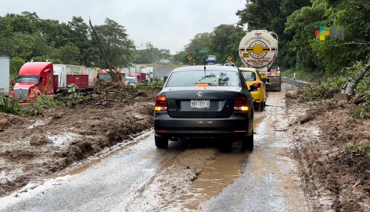 Jueves de caos en carreteras del sur de Veracruz por deslaves y socavones