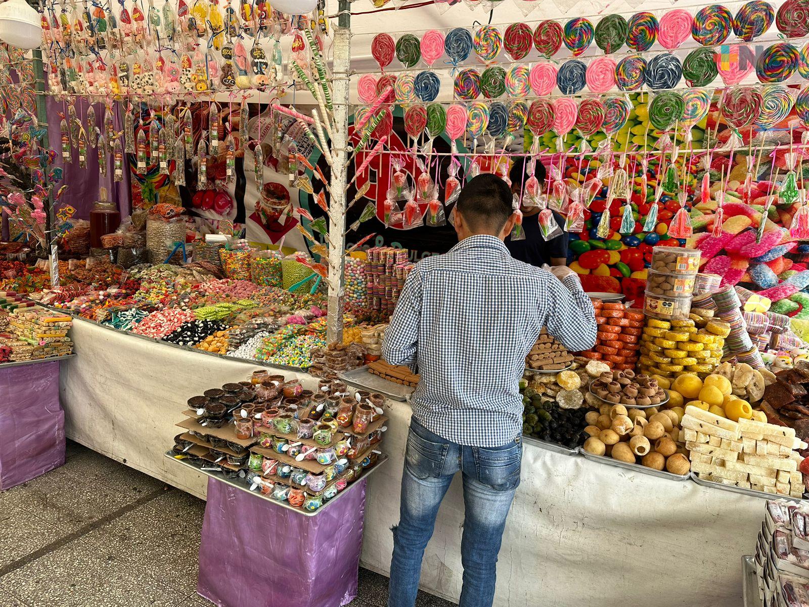 Por temporada navideña, venta de dulces típicos en parque de Coatza