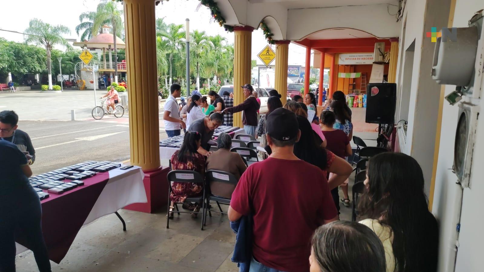 Entregan lentes graduados a 300 personas de diferentes comunidades de Omealca