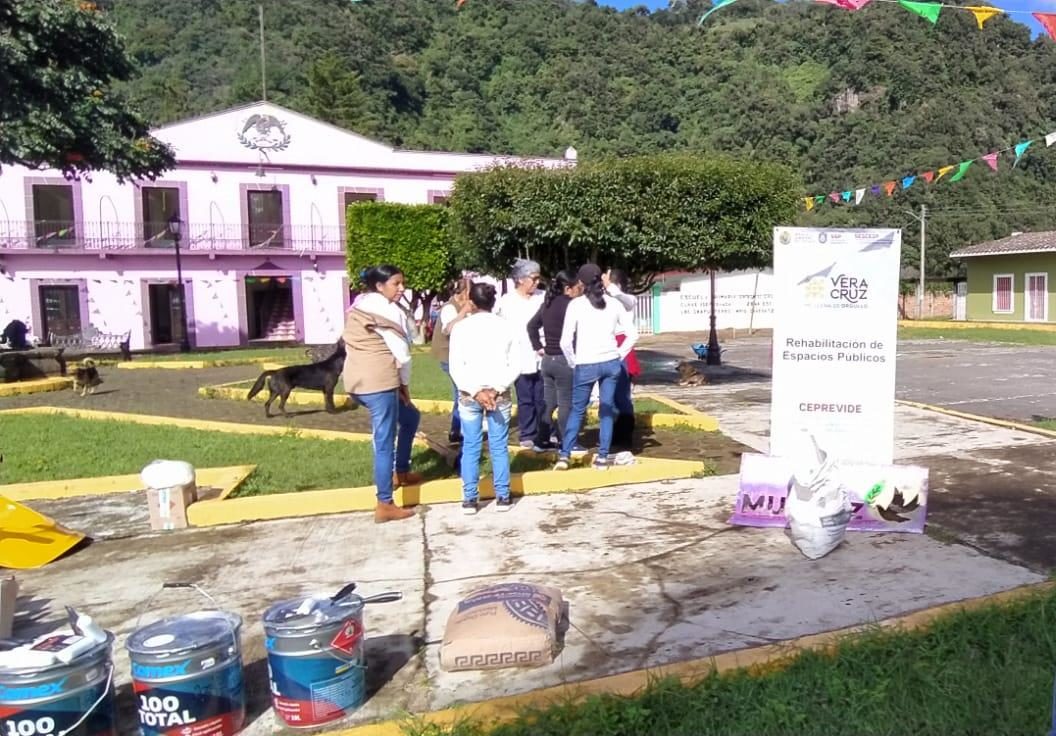 Gobierno del Estado entregó juegos infantiles y pintura para espacios públicos de Coacoatzintla