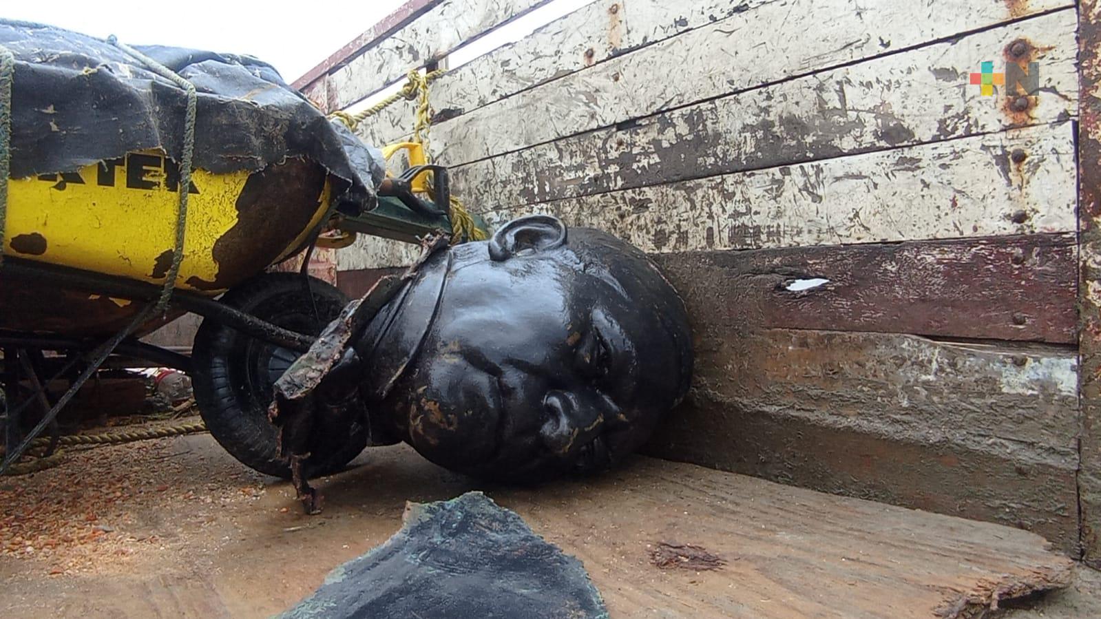 El viento derriba en Coatza estatua de Benito Juárez ubicada en malecón