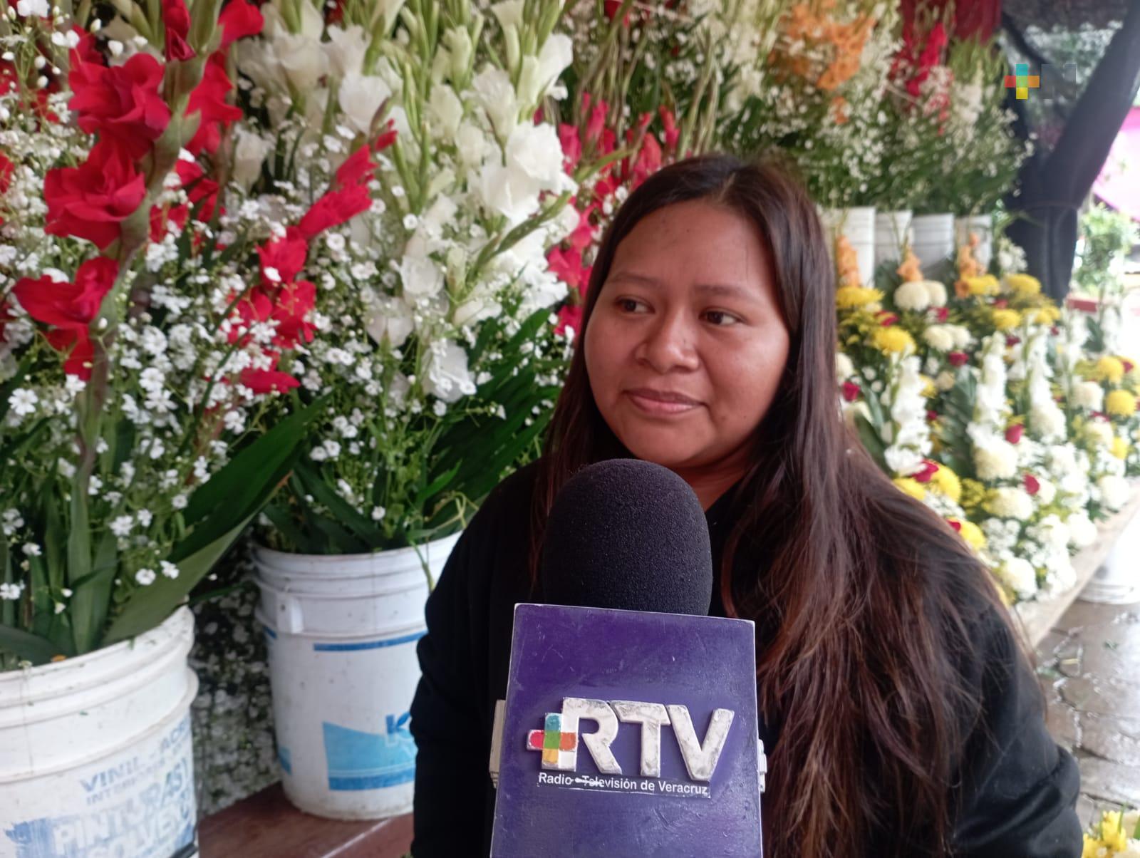 Vendedores de flores, de los más afectados por cierre de panteones en Coatza