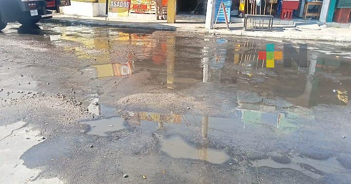 Fuga de agua y baches en Veracruz puerto, combinados, riesgo para autos y peatones
