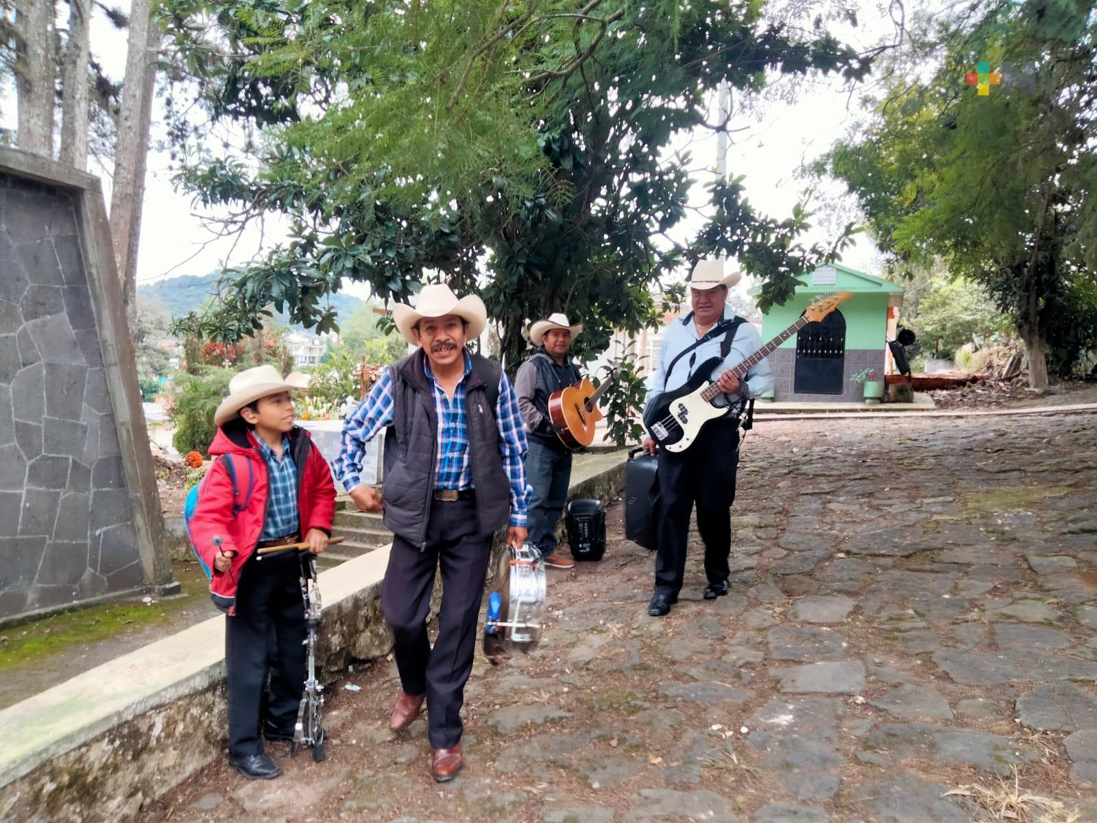 Flores y música llevan familias a panteones de Xalapa para recordar a sus difuntos