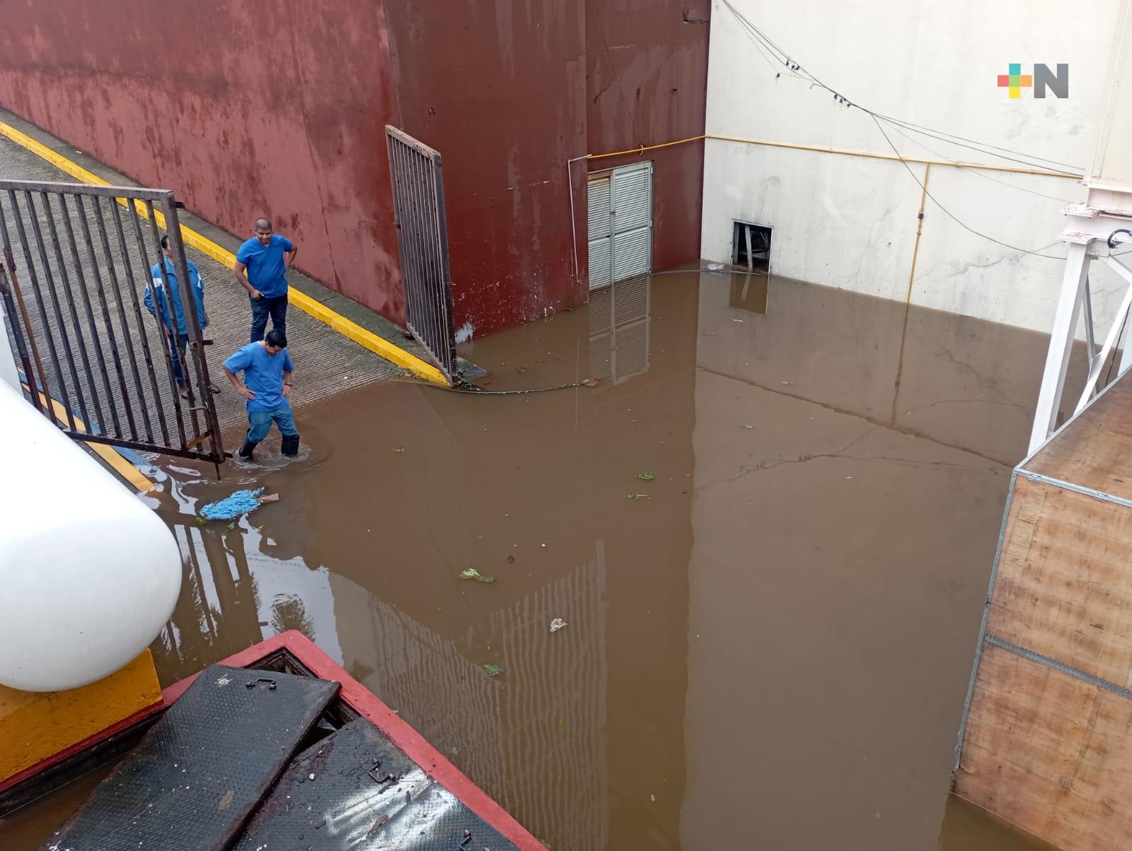 Cocina y lavandería de hospital del IMSS en Coatza inundados; municipio retiró agua