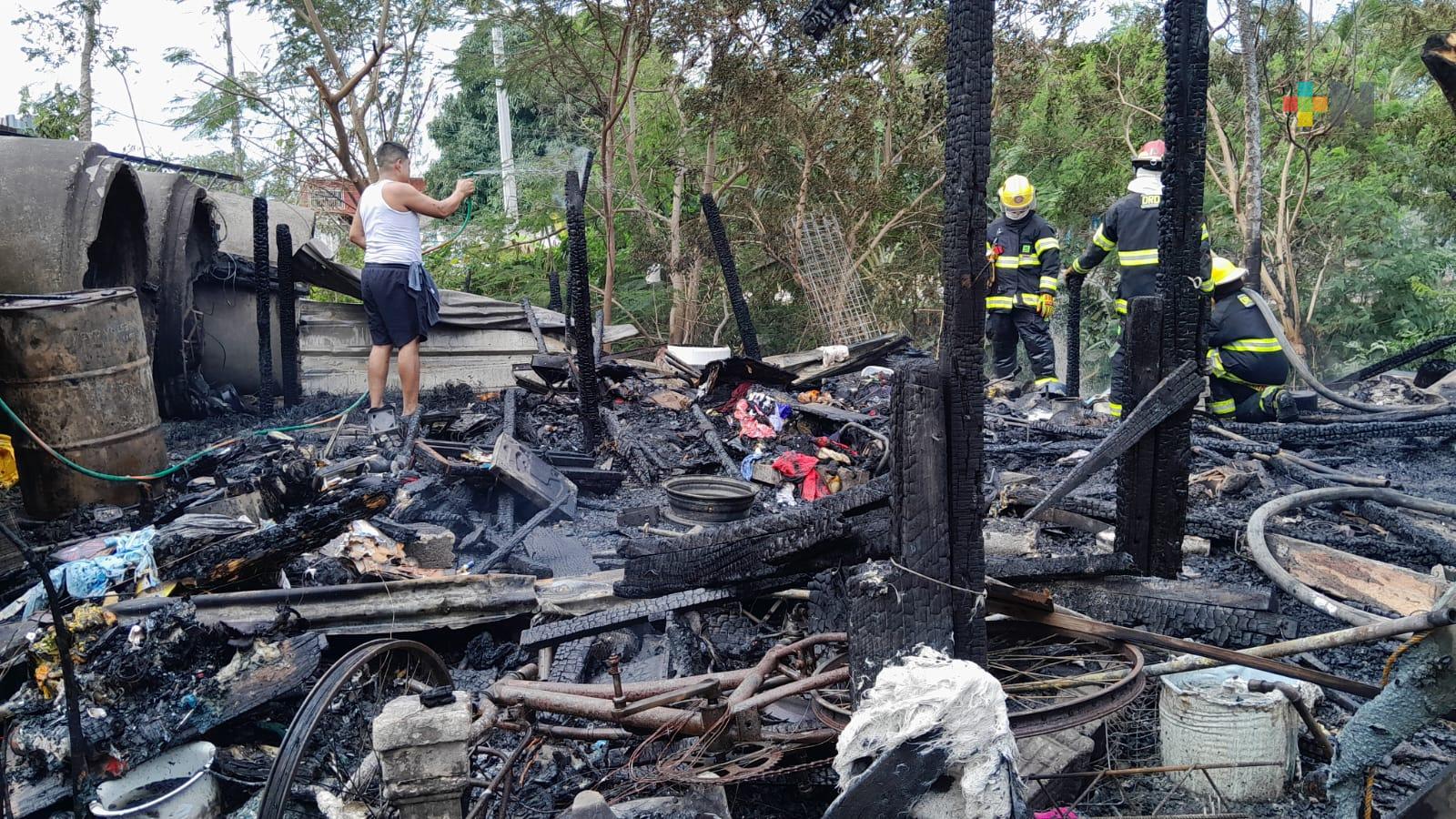 Incendio consume dos viviendas en Veracruz puerto; no hubo lesionados